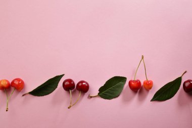 Kiraz ile pembe arka plan