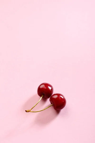 Zwei Kirschen Auf Rosa Hintergrund — Stockfoto