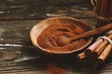 Toz tarçın ve panoları sopa