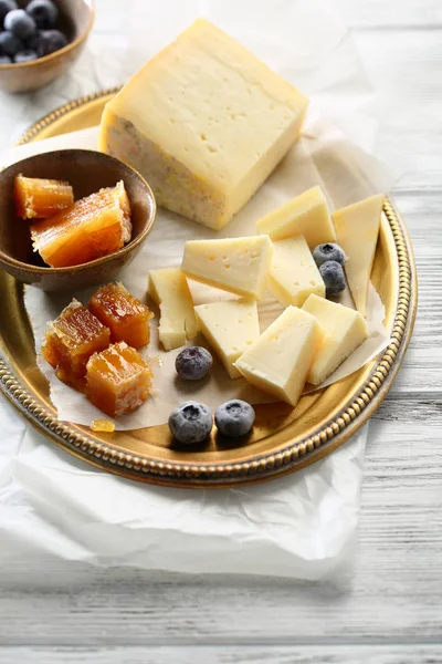 Sýr s hineycomb a bobule — Stock fotografie
