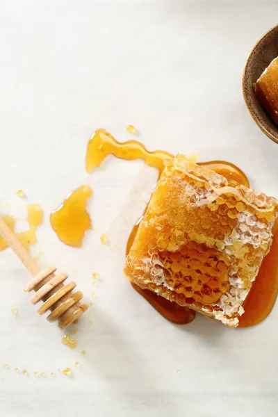 Pohled shora na čerstvý honeycomb a stick — Stock fotografie