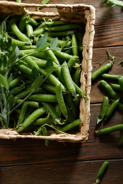 Vainas de guisantes verdes en caja —  Fotos de Stock