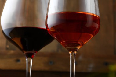 İki şarap kadehi yakın çekim