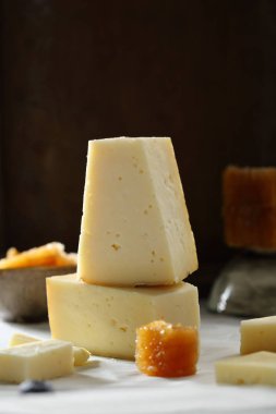 İki peynir parçaları ve bal, organik gıda