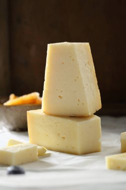 İki peynir parçaları yakın çekim