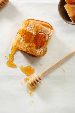 Beyaz üzerine büyük petek