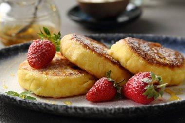 Süzme peynirli gözleme kahvaltı için