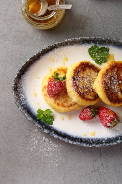 Süzme peynir kek çilek ile