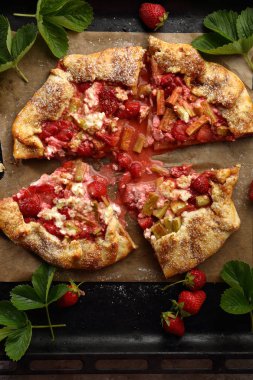 Yaz meyveleri pasta dilimlenmiş