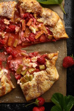 Yaz meyveleri pasta çilek ile