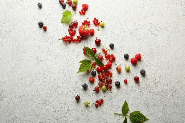 Beyaz arka plan üzerinde taze çilek karışımı