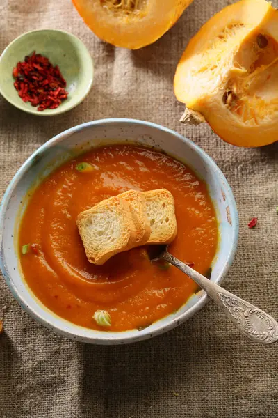 Kabın içinde Turuncu kabak çorbası