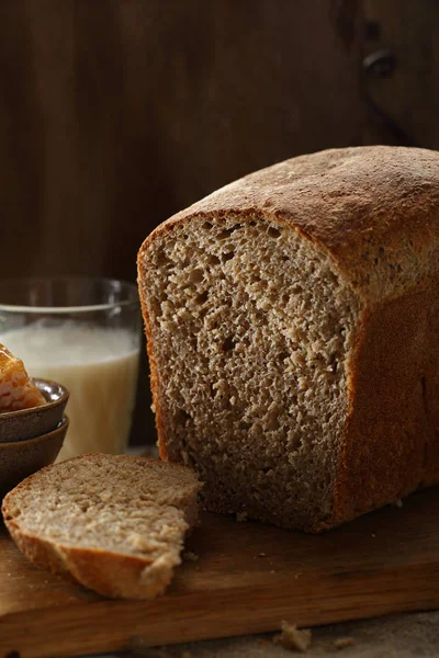黑麦面包和牛奶玻璃面包 — 图库照片