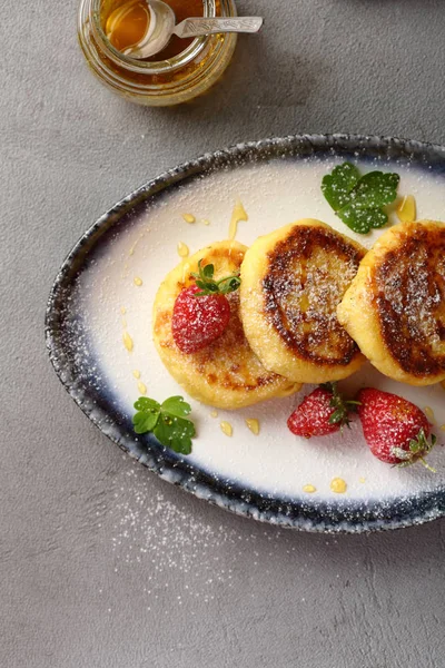 Süzme peynir kek çilek ile