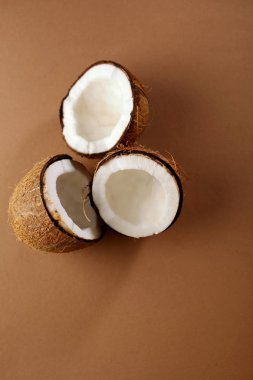 Taze üç Hindistan cevizi yarım