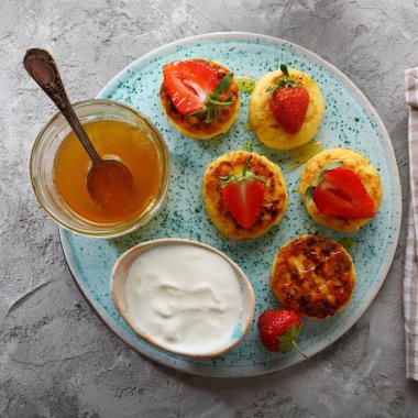 Plaka üzerinde berry ile brunch peynirli gözleme