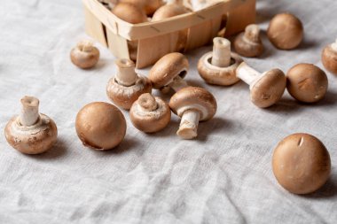 Peçete üzerinde ham portobello mantar