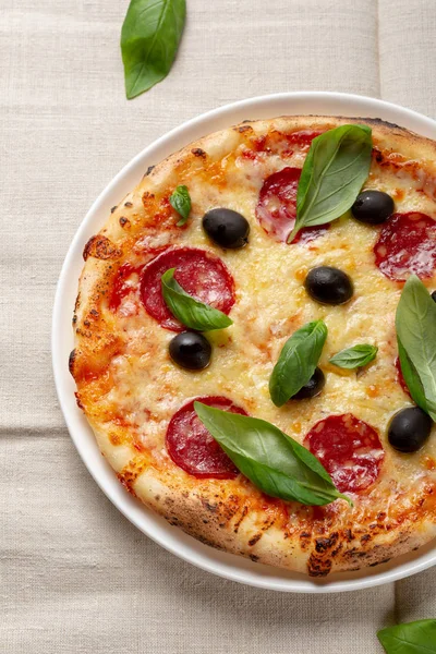 Salami Pizza Met Zwarte Olijven — Stockfoto