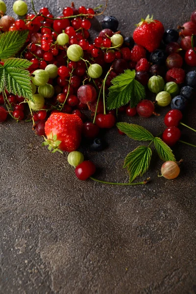 Sommerbeeren Auf Steinkulisse — Stockfoto