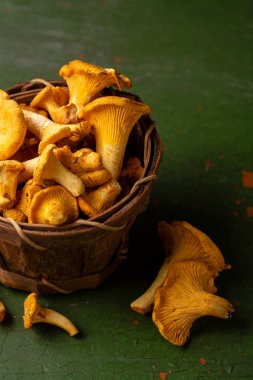 Ham orman mantar sepeti yeşil zemin üzerine