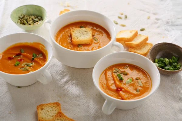 Три Тарелки Тыквенного Сливочного Супа Гренками — стоковое фото