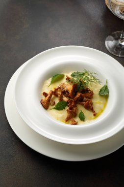 Polenta chanterelles beyaz plaka ile