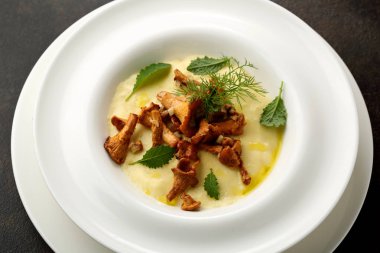 Polenta kavrulmuş mantar