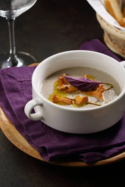 アンズタケ入りきのこスープ — ストック写真