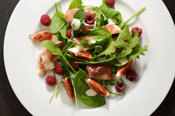 Frischer Salat Mit Serrano Schinken Und Himbeere — Stockfoto