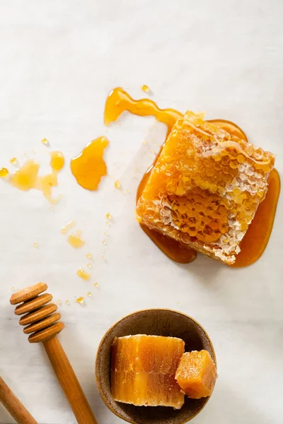 Trä Honung Stick Och Honeycomb Platta Låg — Stockfoto