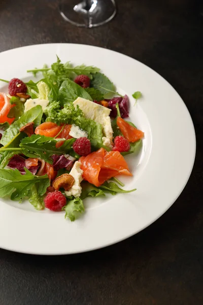 Salade Met Zalm Segmenten — Stockfoto