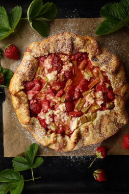 Kabuk çilekli pasta, yemek yukarıdaki