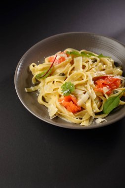 Balık kase ile ev yapımı makarna