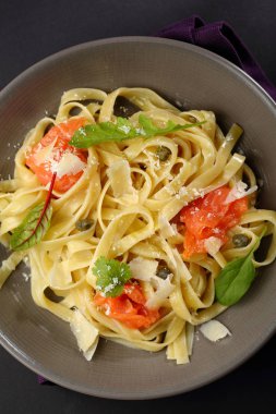 Balık en iyi manzaralı ev yapımı makarna