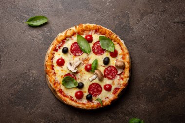 Bütün pizza üstten görünüm
