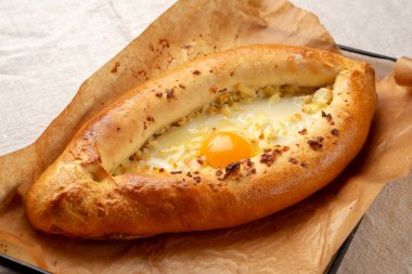 Peynir ile geleneksel Gürcü çanak