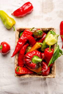 Sandık içinde hasat taze biber