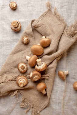 Peçete yukarıdaki üzerinde taze mantar