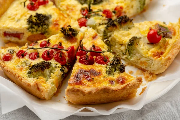 Käsekuchen Mit Brokkoli Und Schinken — Stockfoto