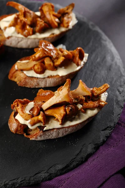 Грибы Chanterelle Bruschetta Доске — стоковое фото