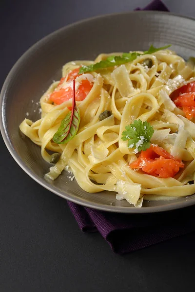 Pasta met zalm en saus in kom — Stockfoto