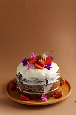 tatlı pasta plaka üzerinde meyve ile