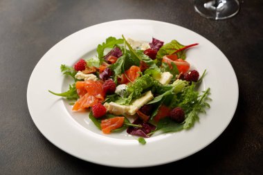 Taze balık salatası