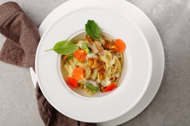 Taze makarna chanterelles yukarıdaki ile