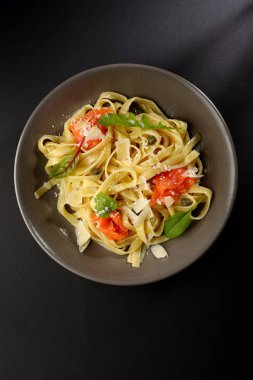 Ev yapımı makarna kase üstten görünüm