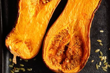 Kavrulmuş kabak yarım tepsi pişirme üzerinde