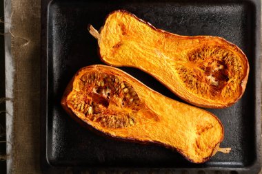 Tepsi pişirme üzerinde kavrulmuş kabak