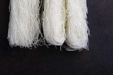 Pişmemiş pirinç noodle yukarıdaki