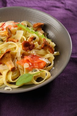 Somon ve mantar ile geleneksel makarna