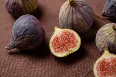 Kahverengi zemin üzerinde taze incir